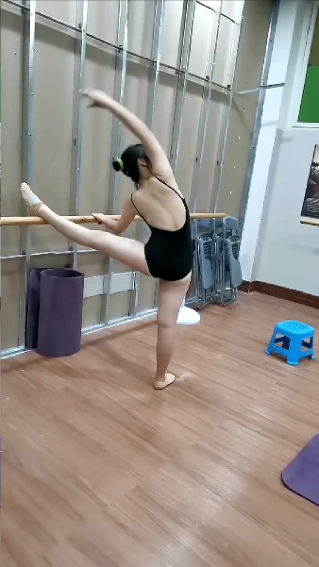 大神潜入某舞蹈培训班女厕偷拍 认真练习基本功的小妹子嘘嘘.mp4_20230401_101004619.jpg